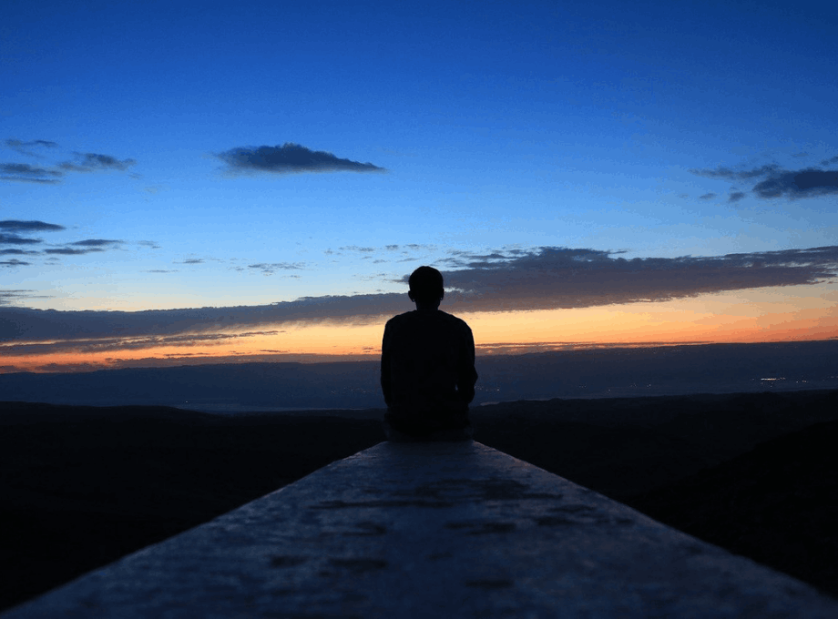 person_watching_sunset_pondering_life_finding_motivation_and_inspiration