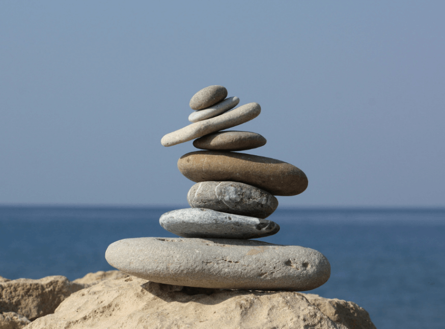 rocks_balancing_ocean_in_background